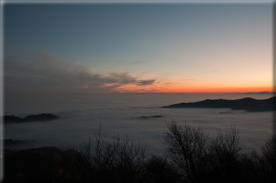 foto Colline nella nebbia al Tramonto